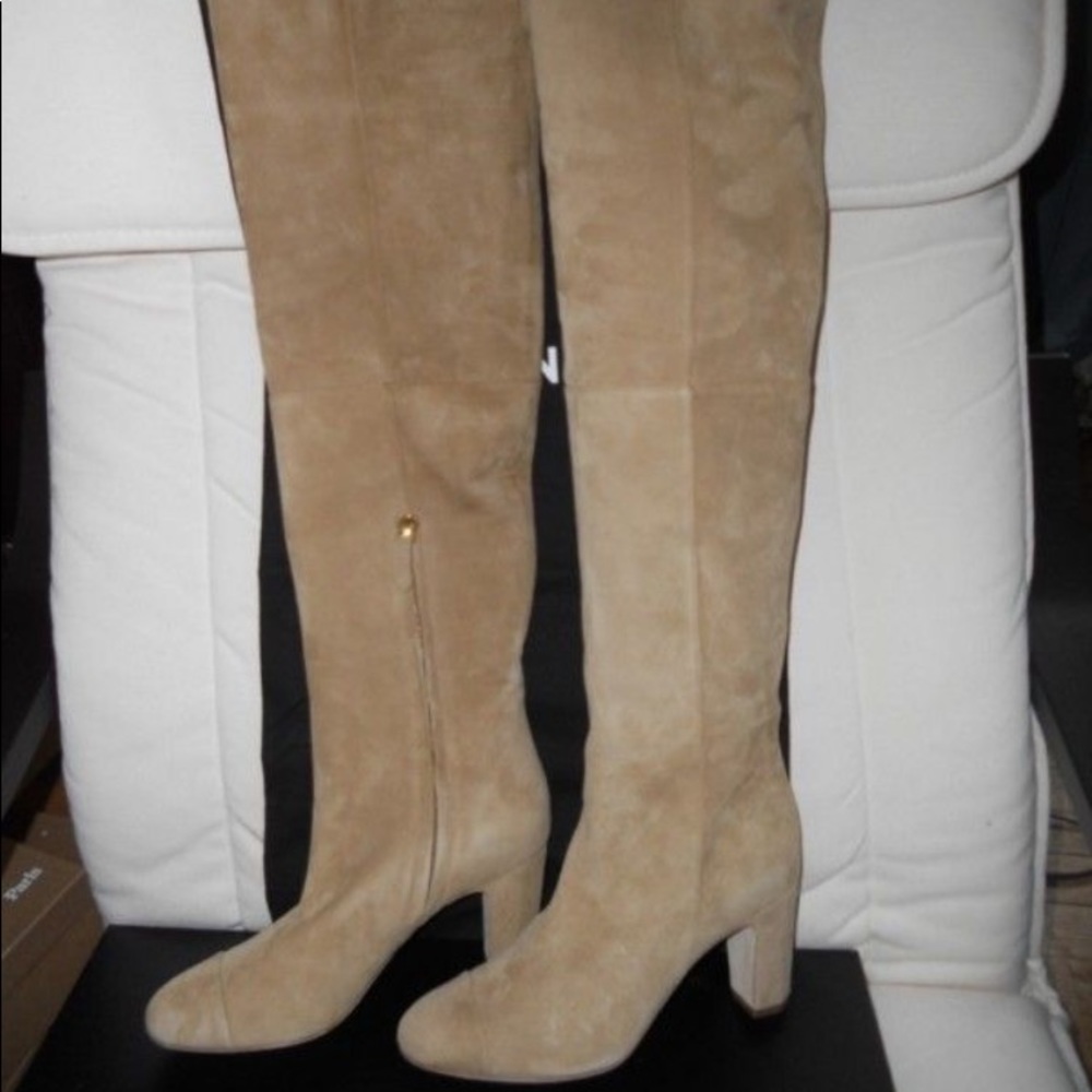 100% authentic
Chanel Grey Suede CC Boots